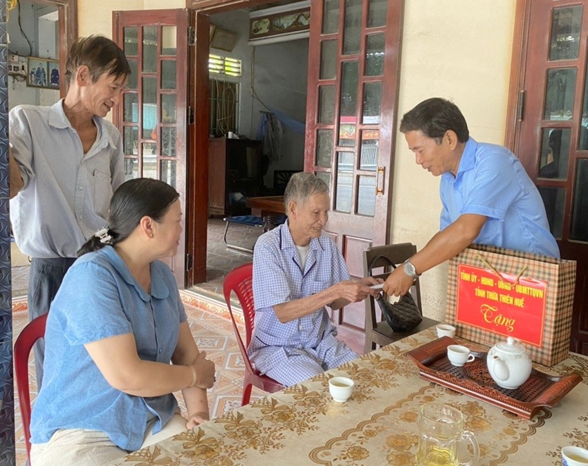 Thăm Mẹ Việt Nam anh hùng, gia đình chính sách tại Hương Thủy, Phú Lộc