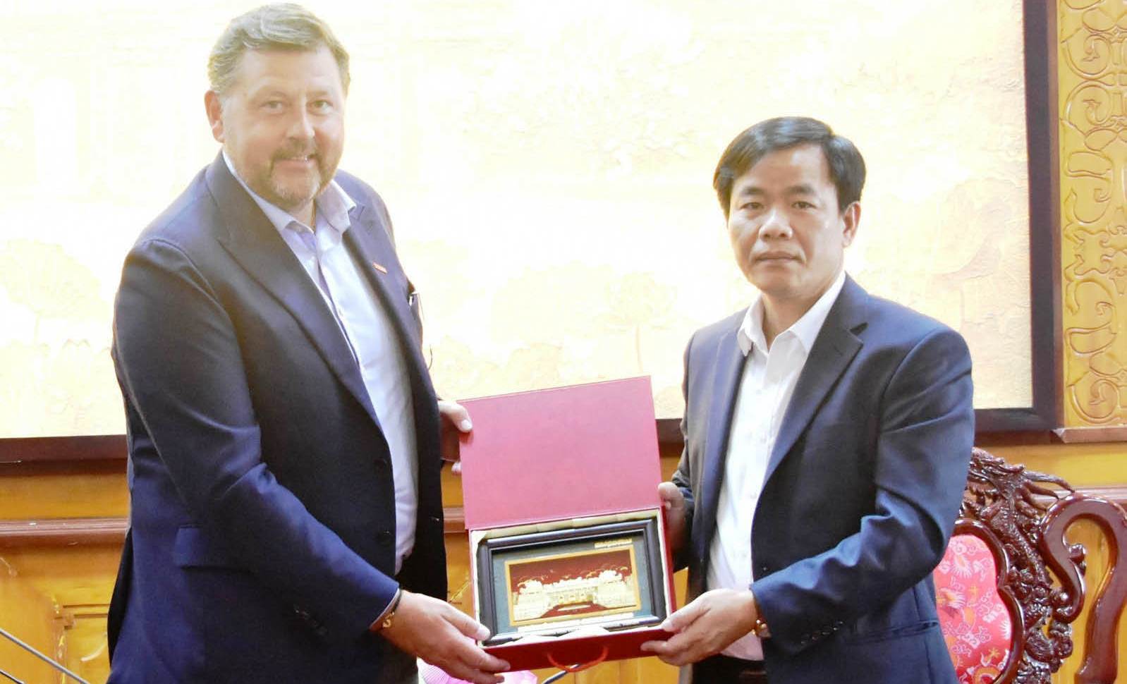 Thiên thời, địa lợi, nhân hoà trong thu hút đầu tư - Bài 2 Xem nhà đầu tư là “người nhà”