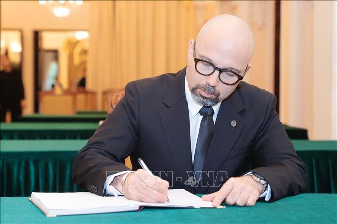 Đại sứ các nước viết sổ tang bày tỏ niềm tiếc thương Tổng Bí thư Nguyễn Phú Trọng