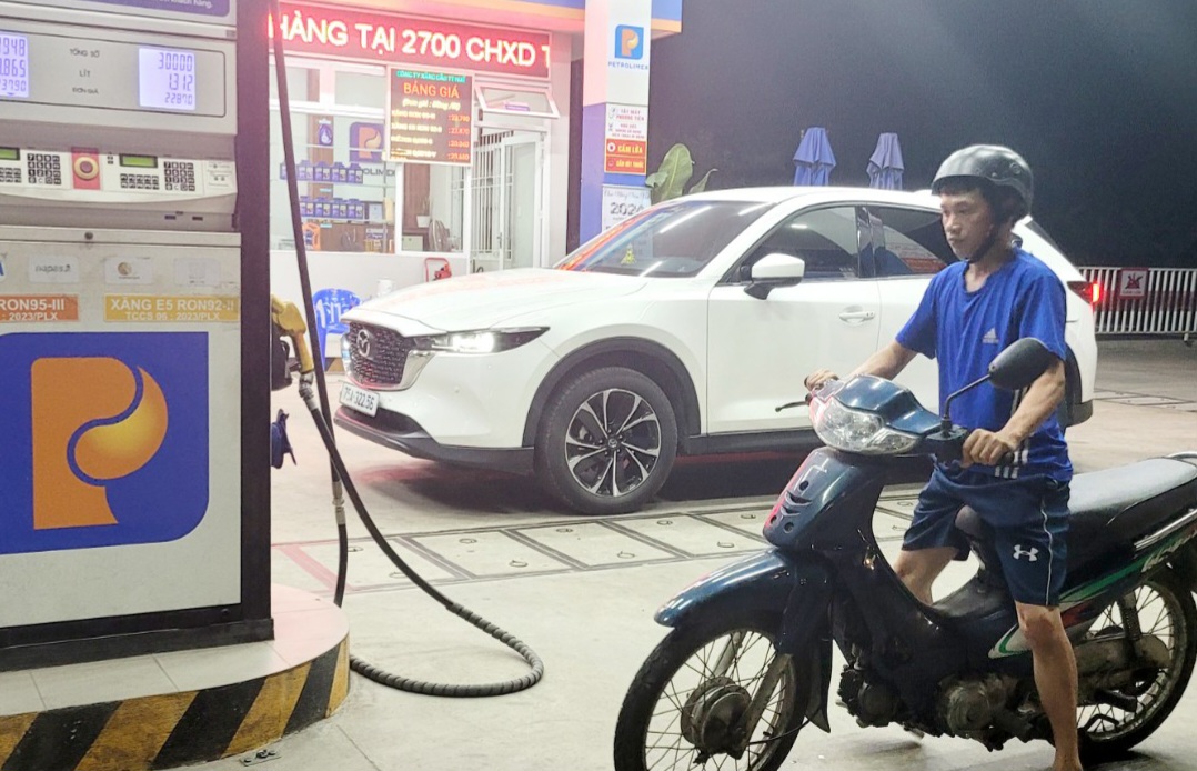 Giá xăng dầu đồng loạt giảm