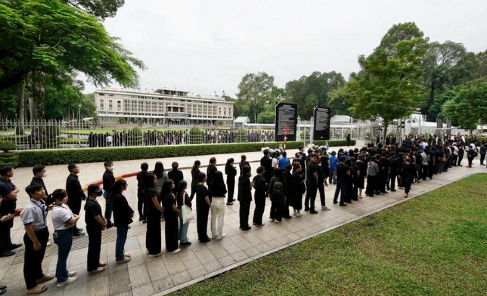 Người dân viếng Tổng Bí thư Nguyễn Phú Trọng từ sáng sớm