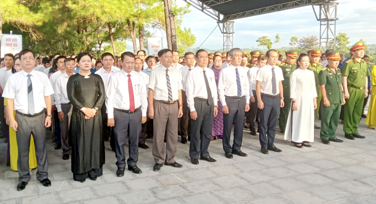 Dâng hương, dâng hoa tưởng nhớ các anh hùng liệt sĩ