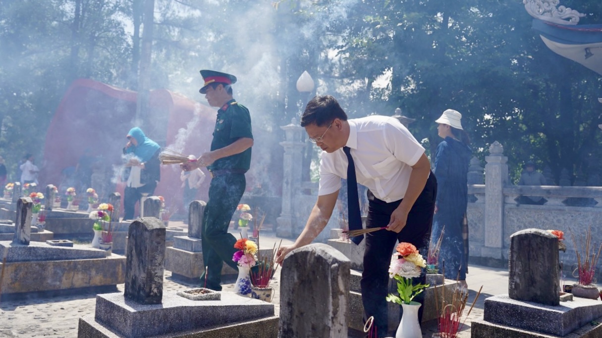 Lãnh đạo tỉnh dâng hương, dâng hoa tại các nghĩa trang liệt sĩ