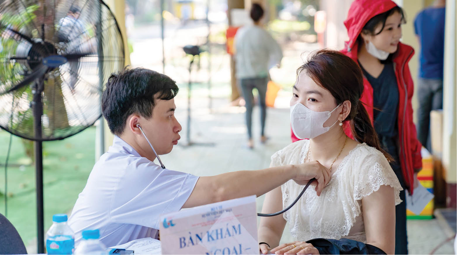 Công nhân được tặng bánh kem và thổi nến sinh nhật