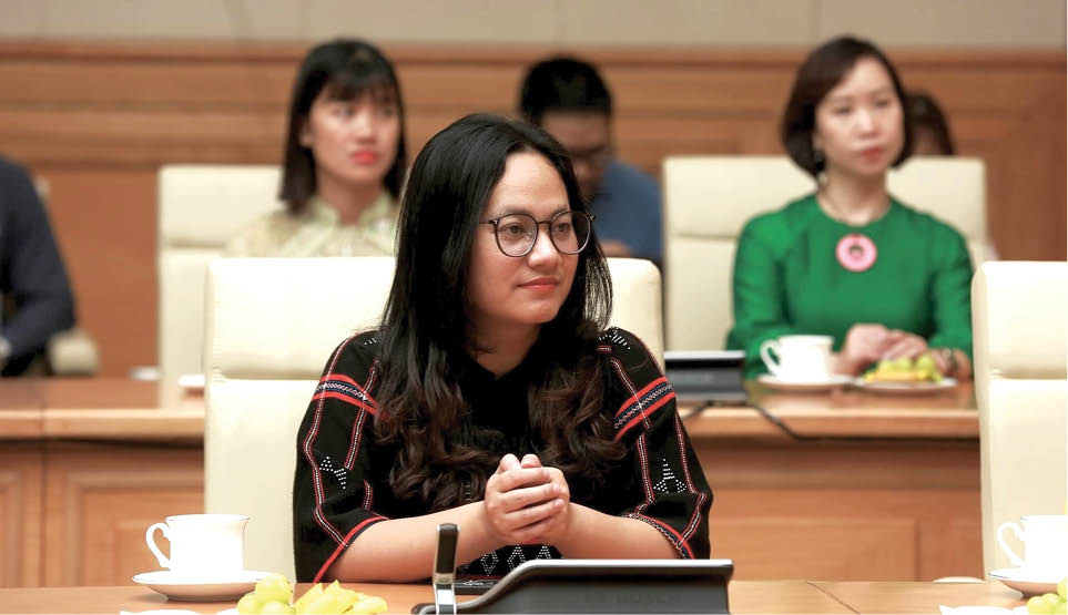 Cùng cô giáo Pa Cô vận động học sinh đến lớp