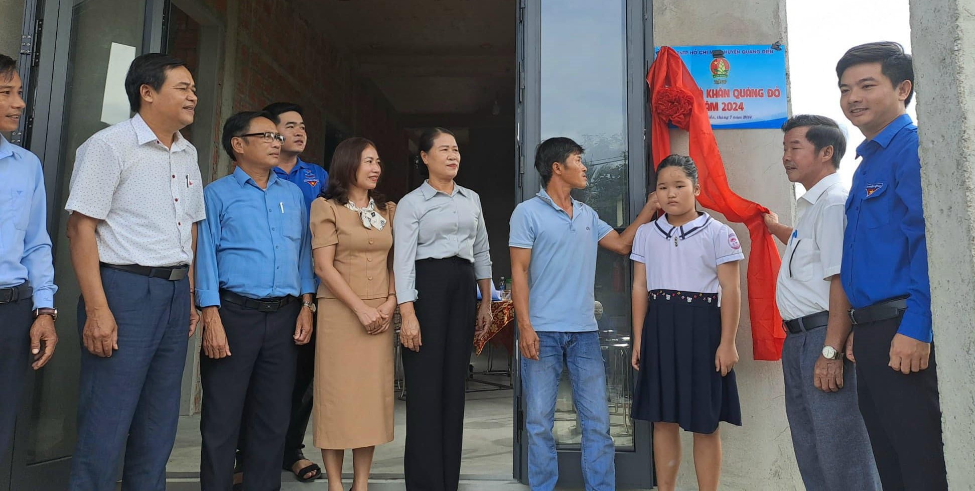 Bàn giao “Ngôi nhà khăn quàng đỏ” và trao 100 thùng sữa cho thiếu nhi