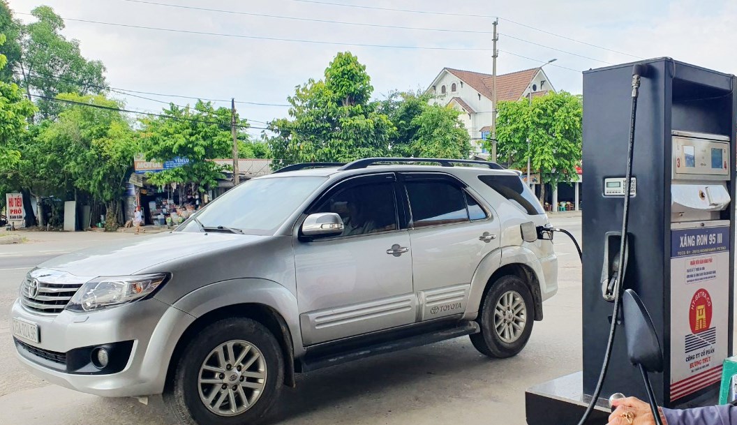 Giá xăng giảm lần thứ 4 liên tiếp