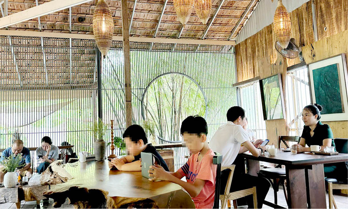 Sao cứ “dán mắt” vào điện thoại