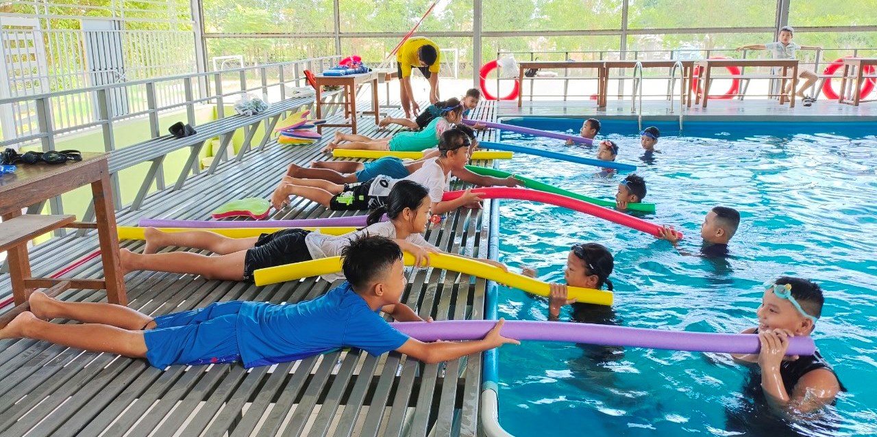 Dạy kỹ năng bơi cho trên 800 học sinh