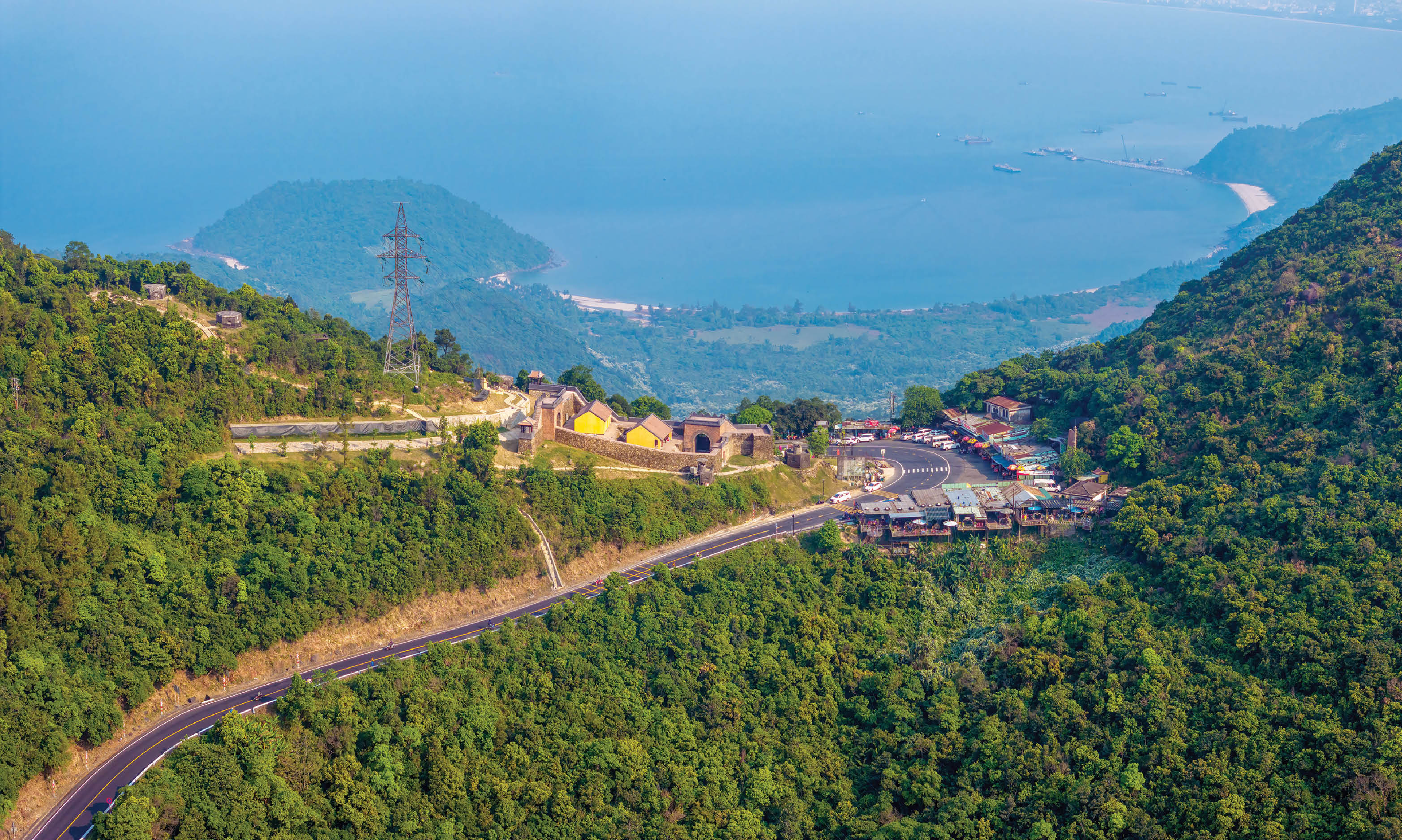 Hùng vĩ Hải Vân Quan