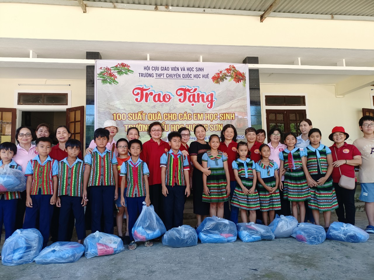 Trao 100 suất quà cho học sinh huyện Nam Đông