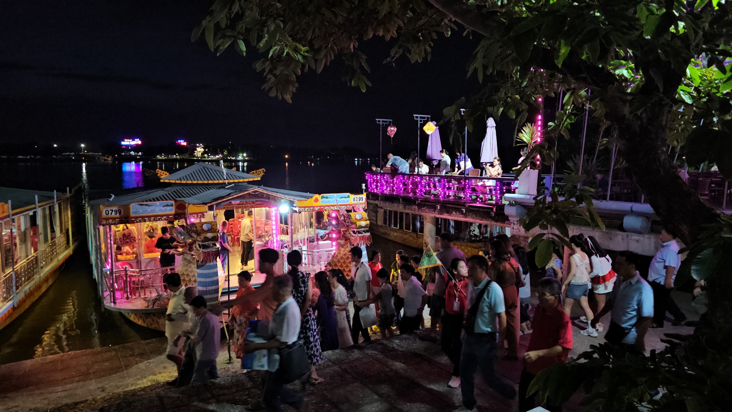 Vẫn chuyện ca Huế trên sông Hương