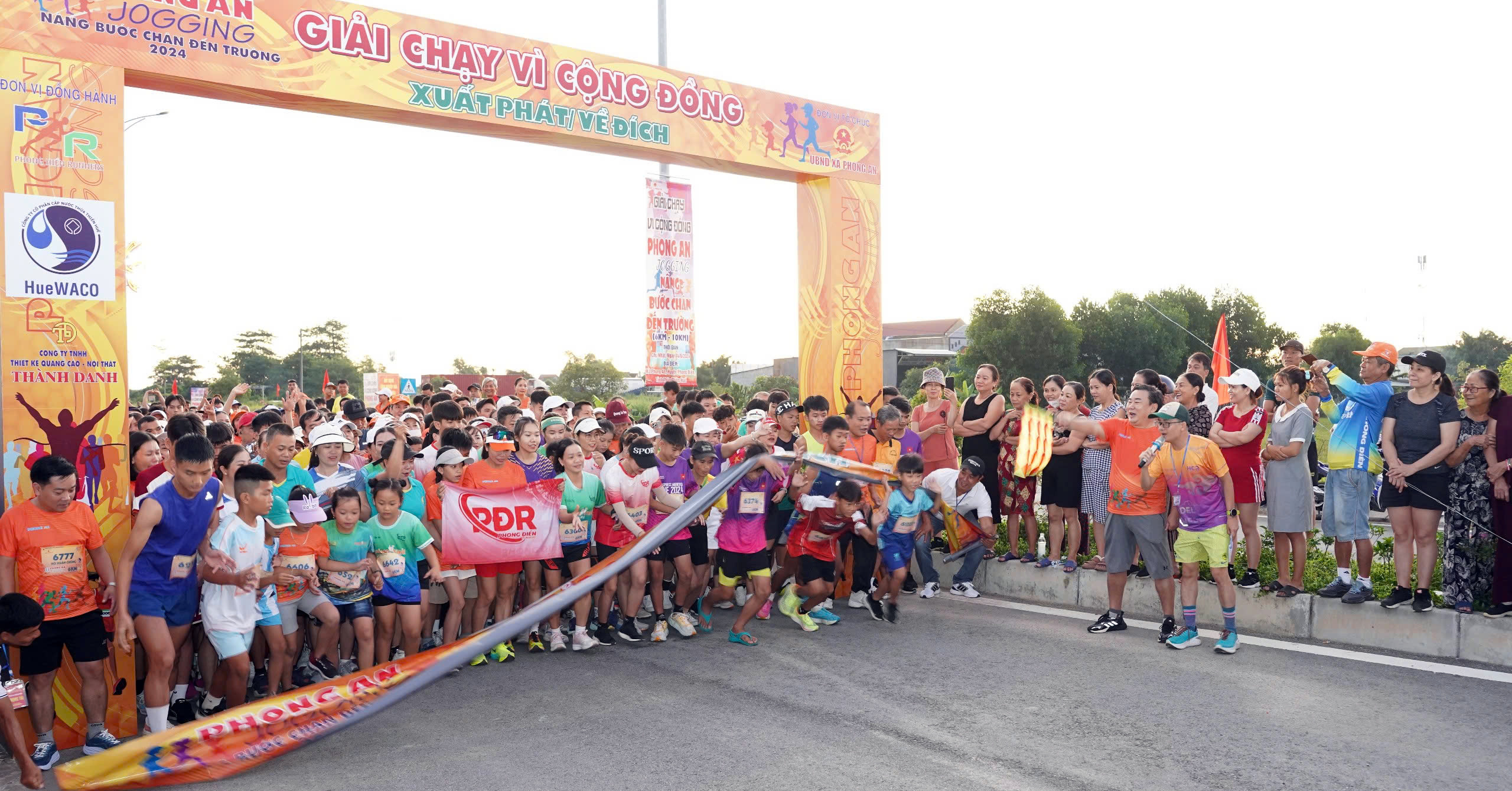 Hơn 800 vận động viên tham gia giải chạy “Nâng bước đến trường”