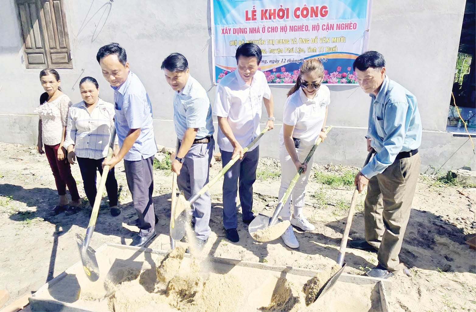 Một hộ nghèo, cả xã cùng lo