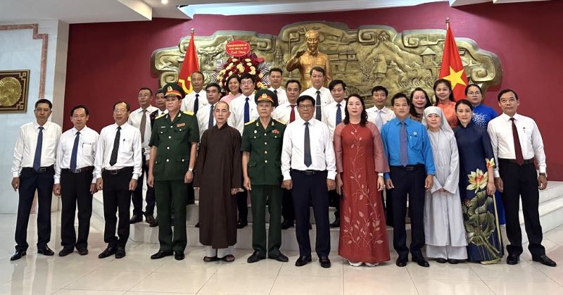 Dâng hoa, báo công với Bác