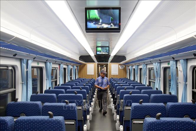 Đưa vào khai thác đoàn tàu 275 tỷ đồng, tiện tích theo tiêu chuẩn máy bay