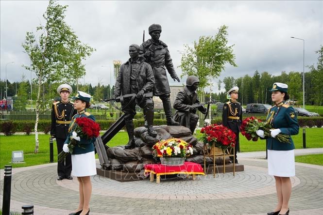 Nga dựng tượng vinh danh các chiến sĩ tình nguyện quốc tế Việt Nam