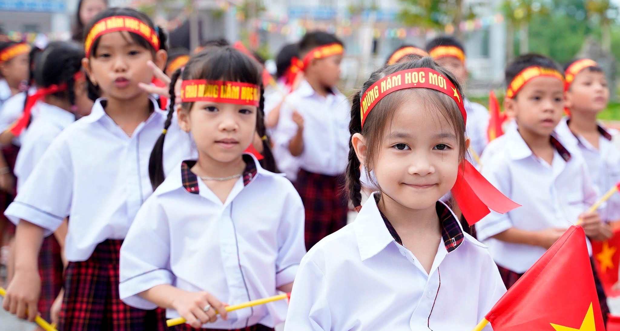 Học sinh tựu trường vào ngày 26 8