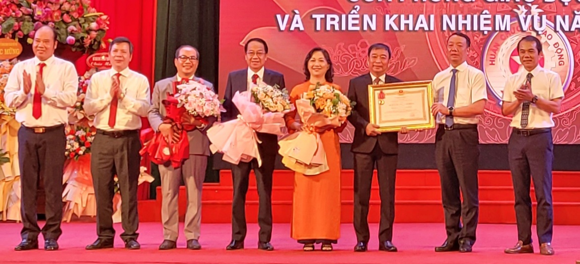 Phòng Giáo dục và Đào tạo TP Huế đón nhận Huân chương Lao động hạng Nhất