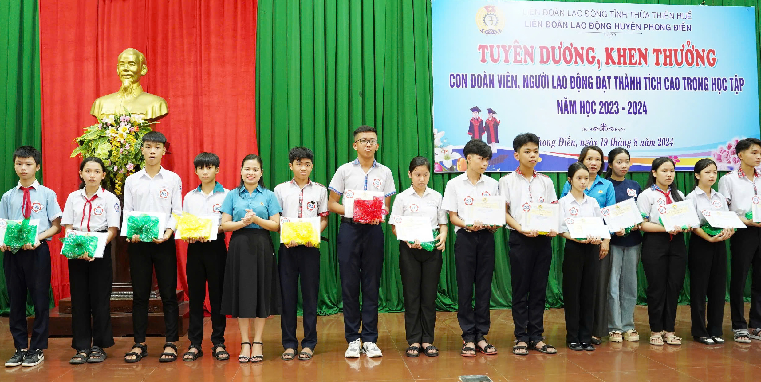 Phong Điền Khen thưởng học sinh, sinh viên có thành tích cao trong học tập