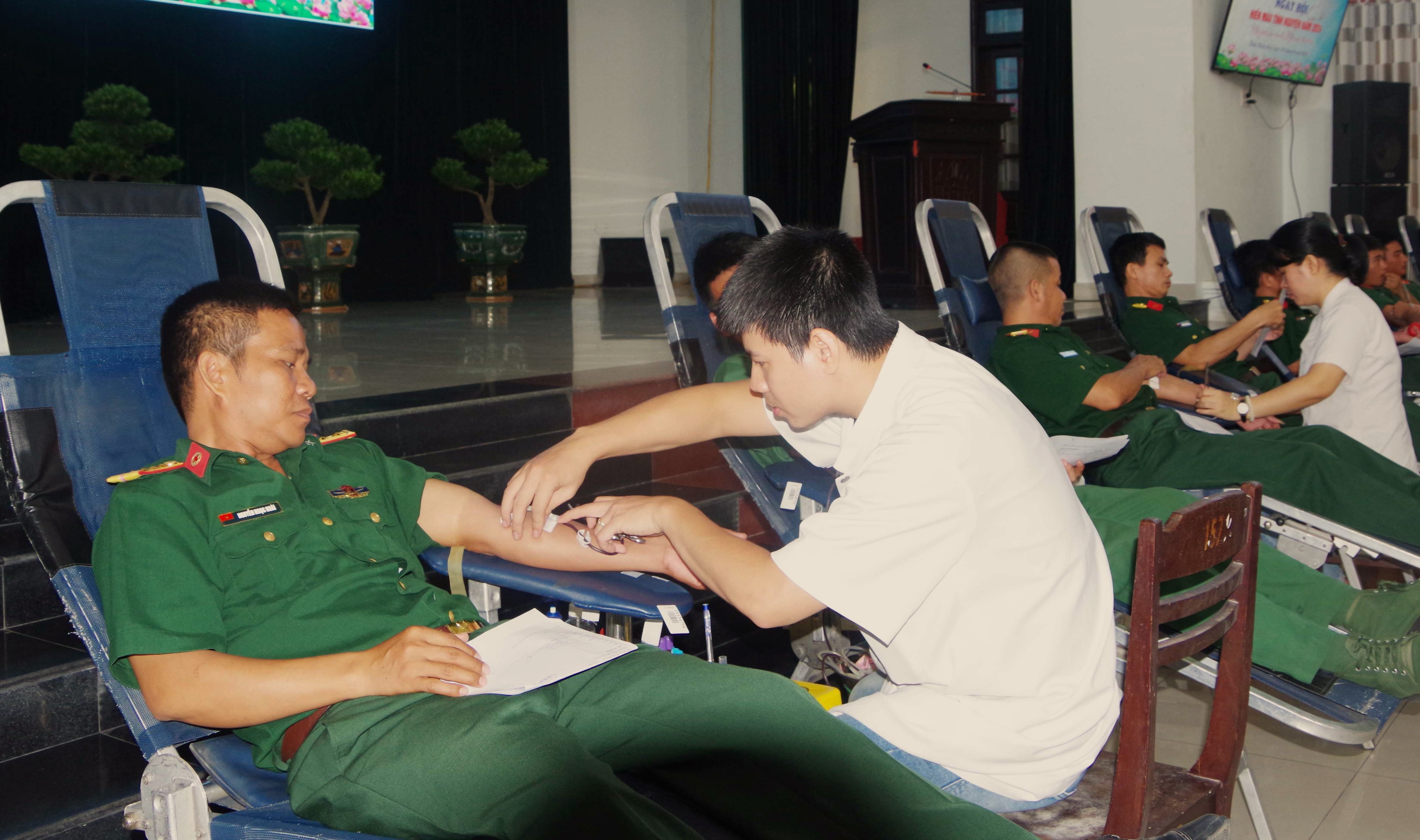 Hơn 100 cán bộ, chiến sĩ tham gia hiến máu tình nguyện