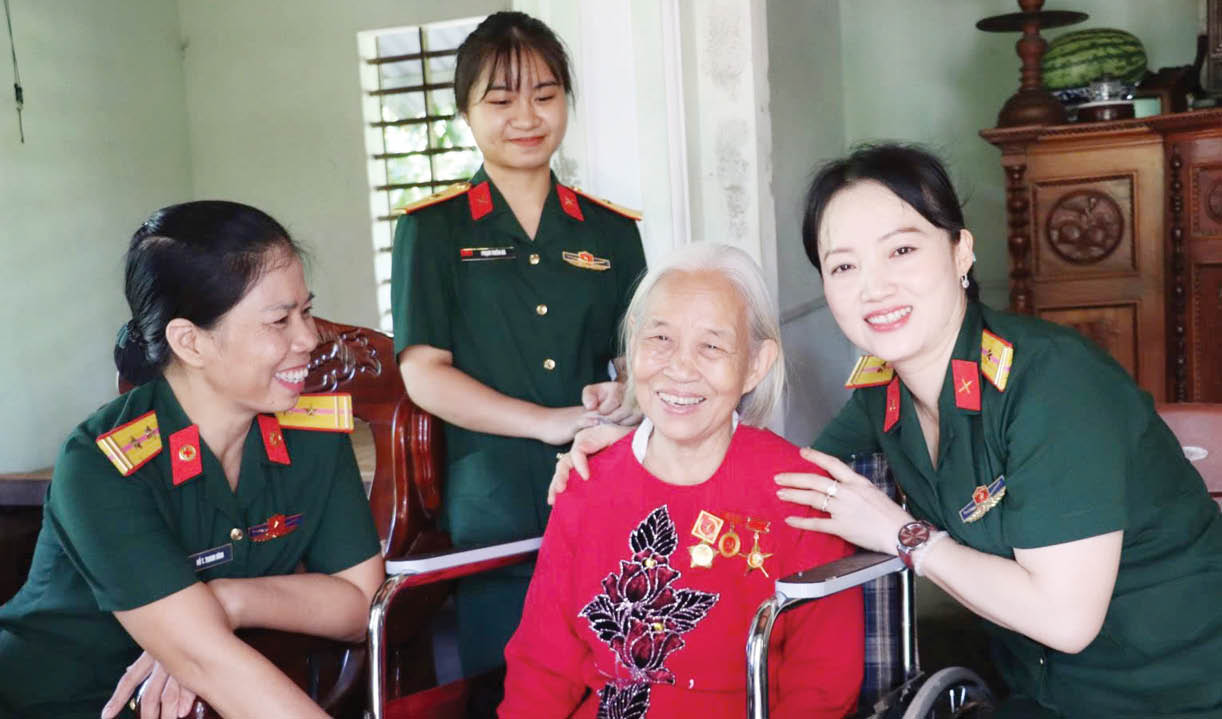 Nữ quân nhân học Bác