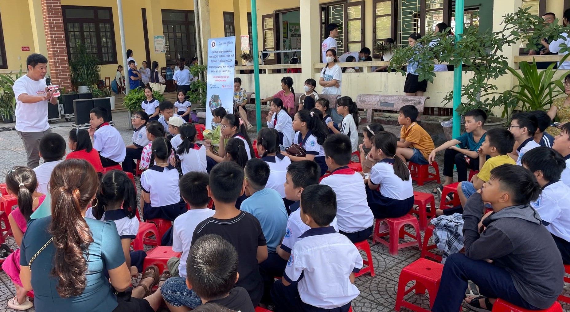 Khám và điều trị nha khoa miễn phí cho 2 500 trẻ vùng cao Nam Đông