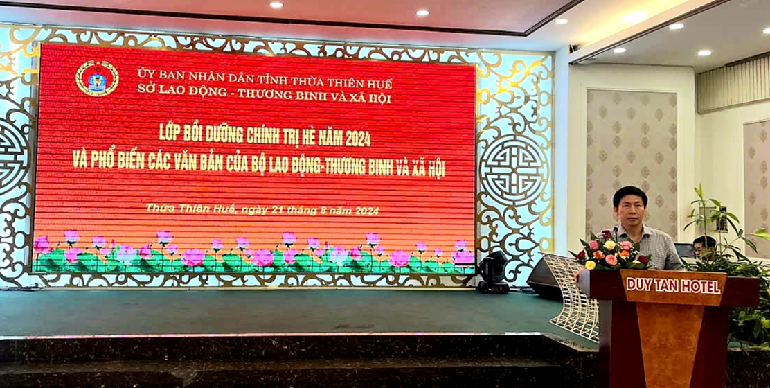 Bồi dưỡng chính trị và phổ biến các văn bản của Bộ Lao động - Thương binh và Xã hội