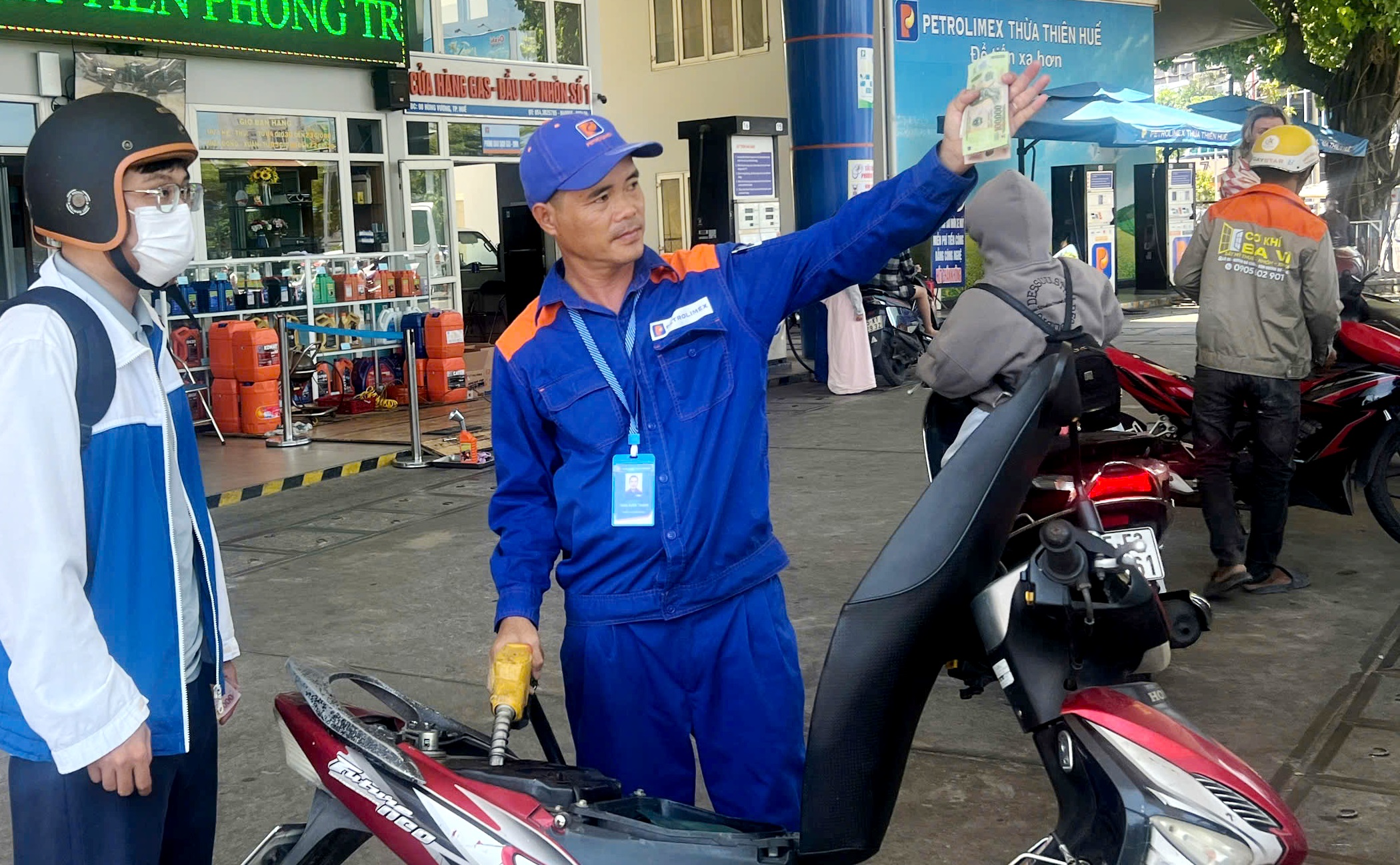 Xăng dầu quay đầu giảm giá