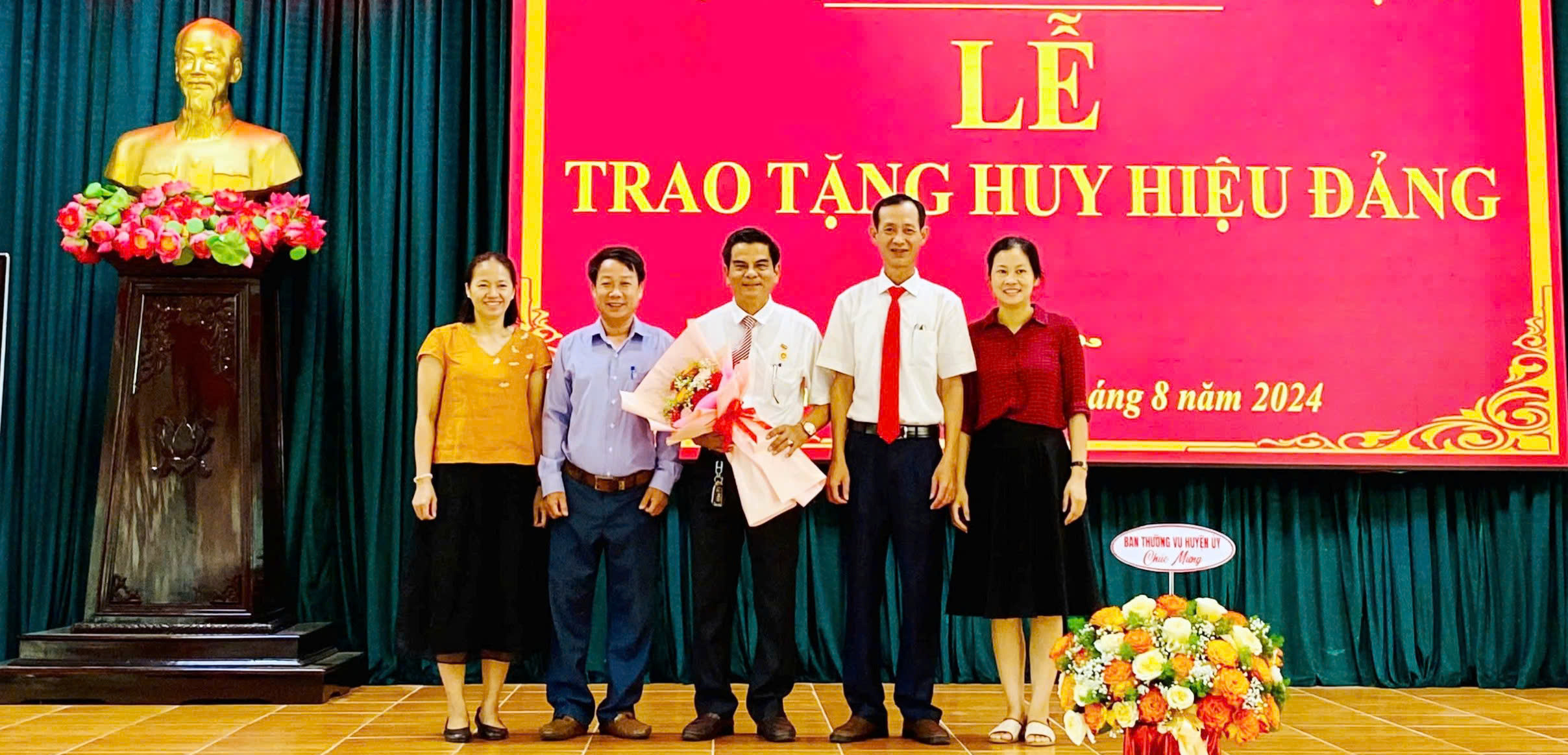 Phong Điền 25 đảng viên được trao Huy hiệu Đảng