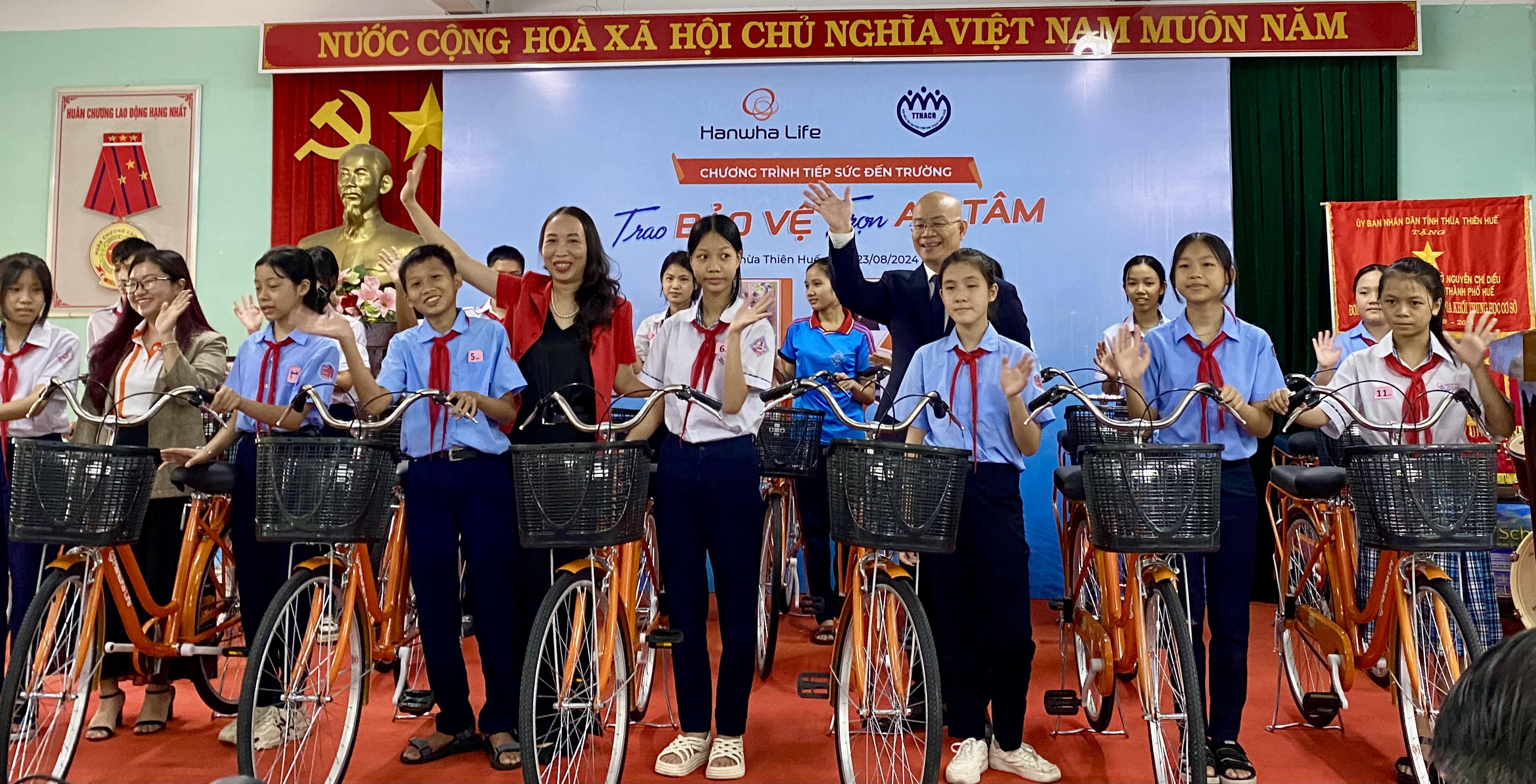 Nâng bước cho học sinh đến trường