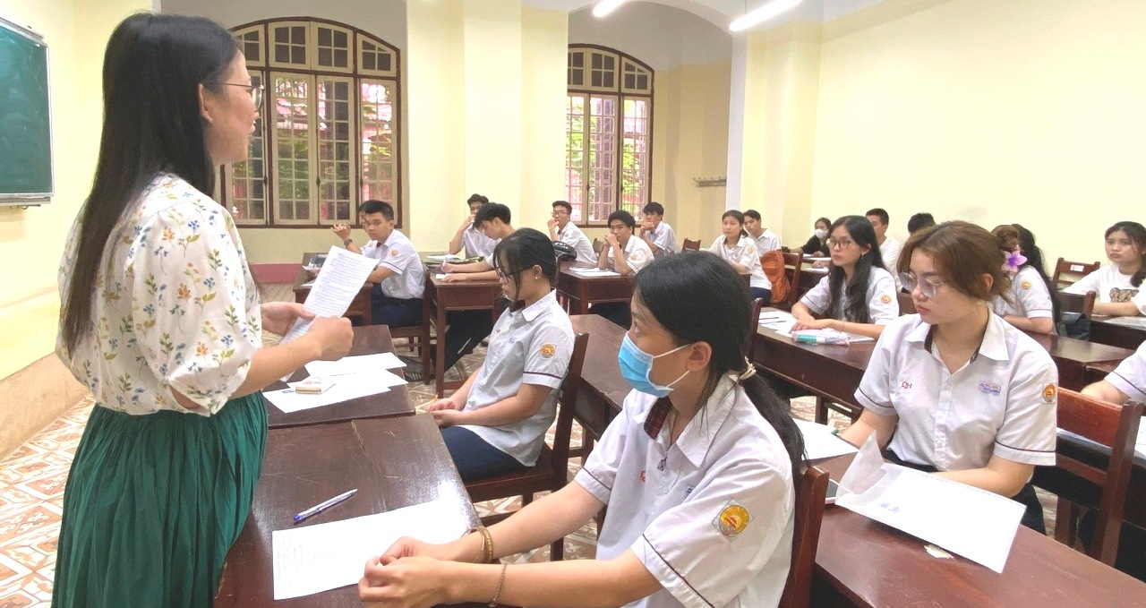 Tập huấn sử dụng bộ sách Hướng dẫn ôn thi tốt nghiệp trung học phổ thông