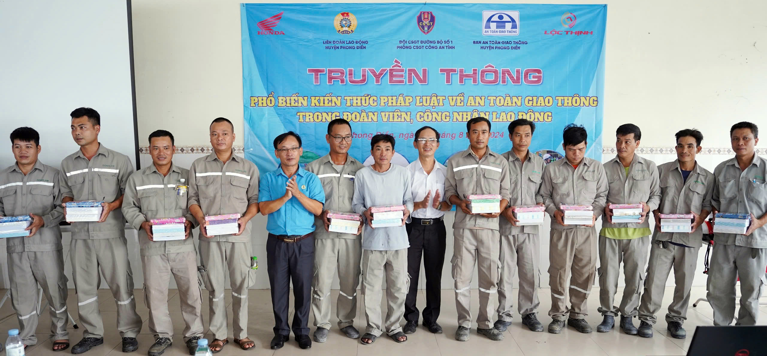 Gần 100 đoàn viên, công nhân được truyền thông pháp luật về an toàn giao thông