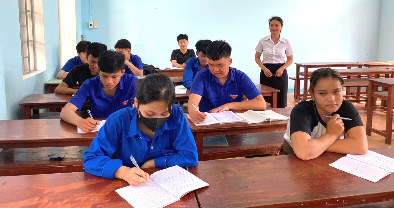 Đẩy mạnh công tác xóa mù chữ và xây dựng xã hội học tập