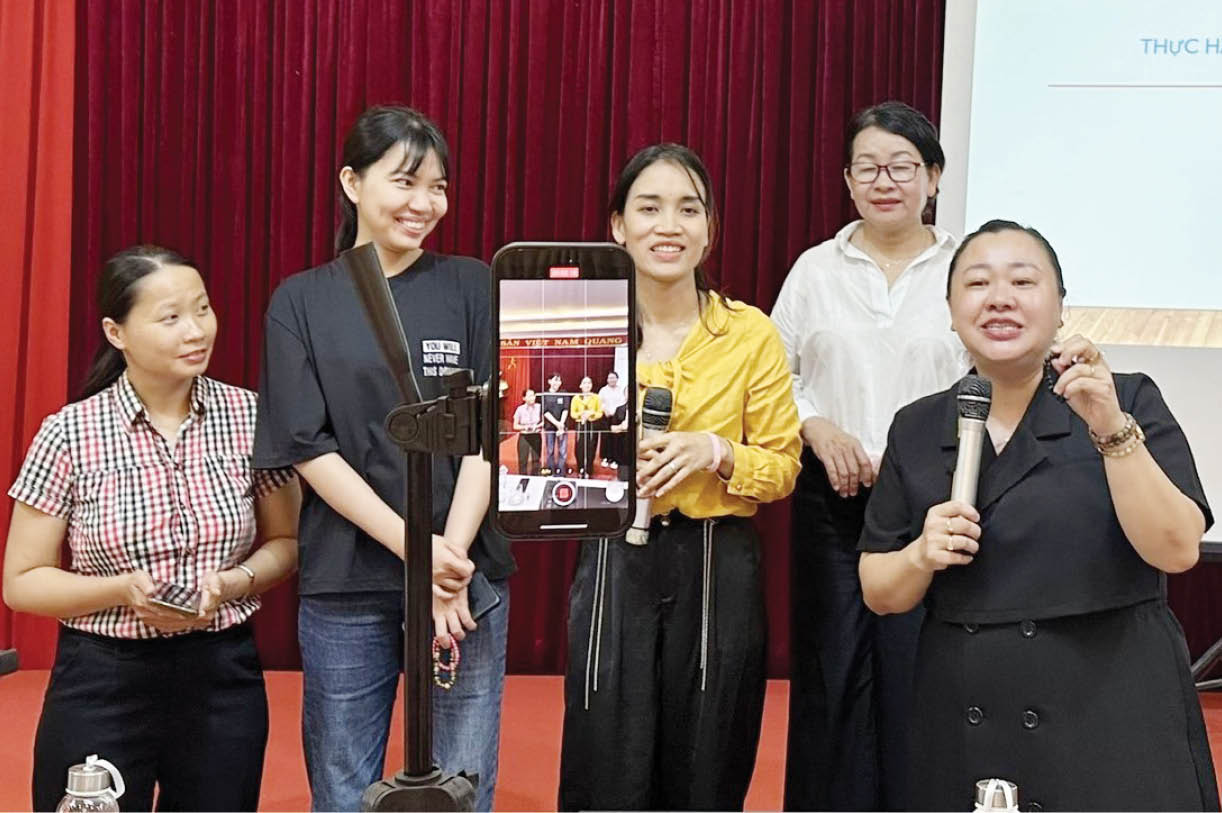 Phụ nữ tự tin tiếp cận những cách bán hàng hiện đại