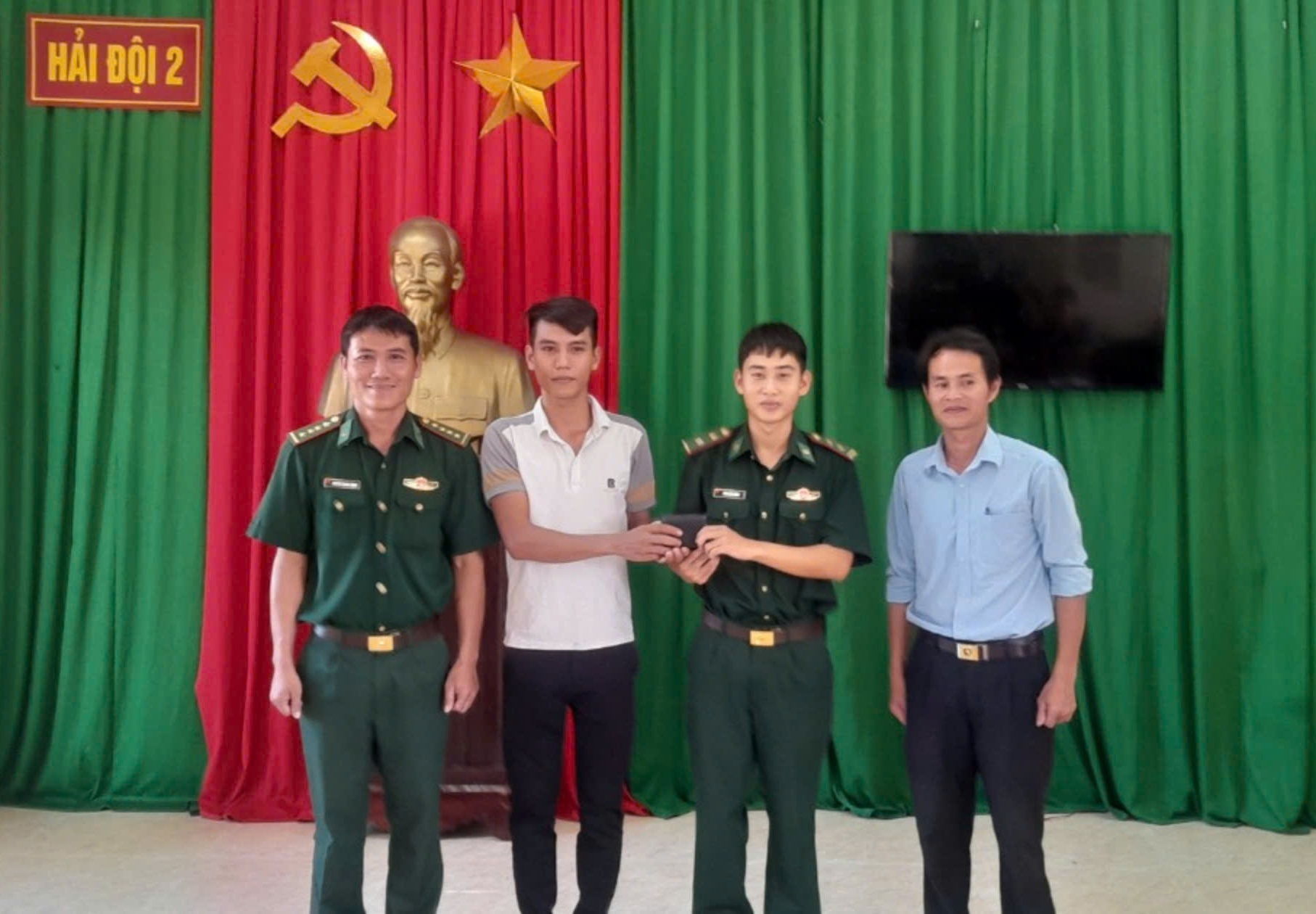 Sĩ quan biên phòng nhặt được của rơi trả người đánh mất