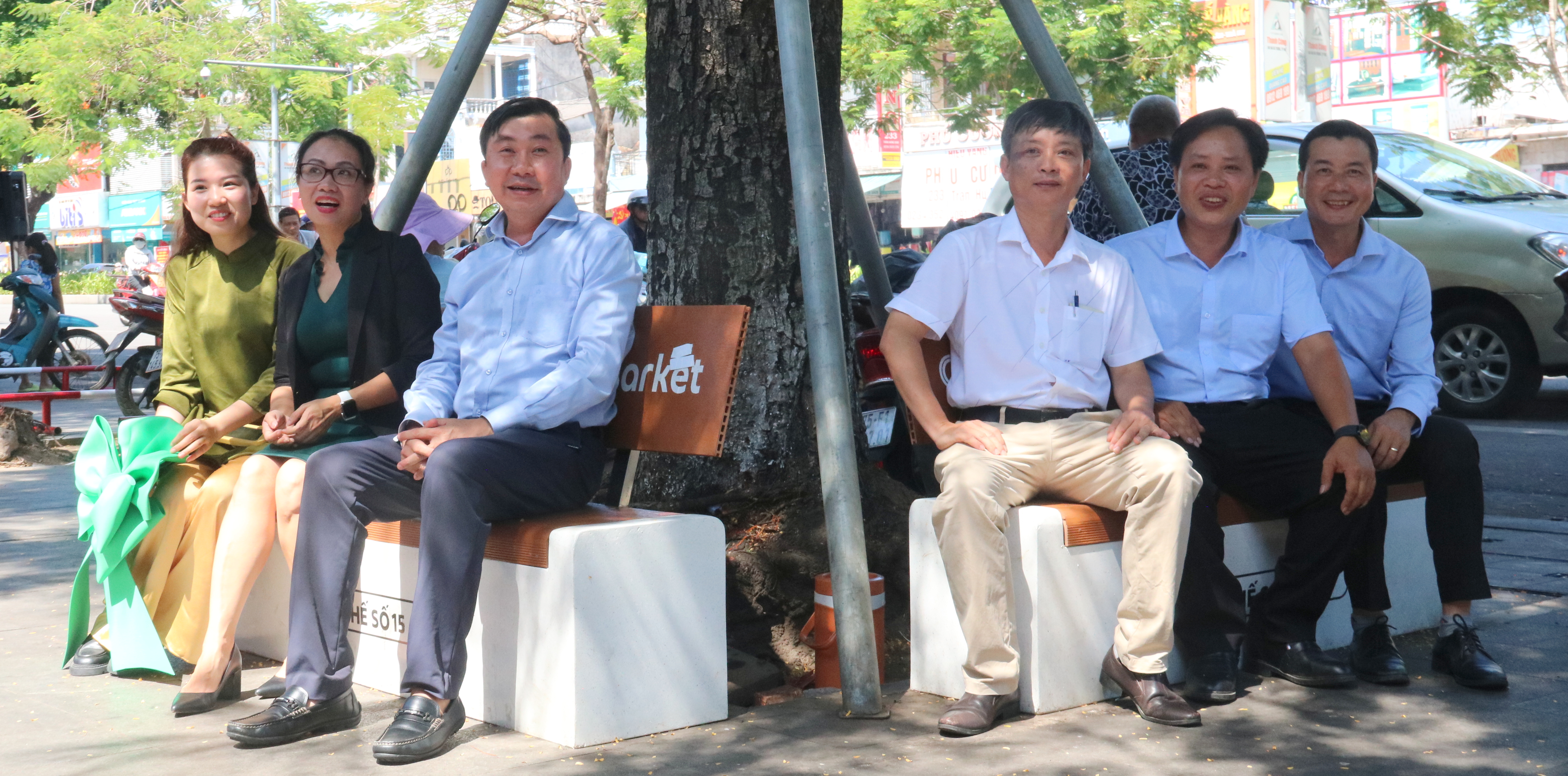 Lắp đặt 50 ghế đá phục vụ người dân, du khách