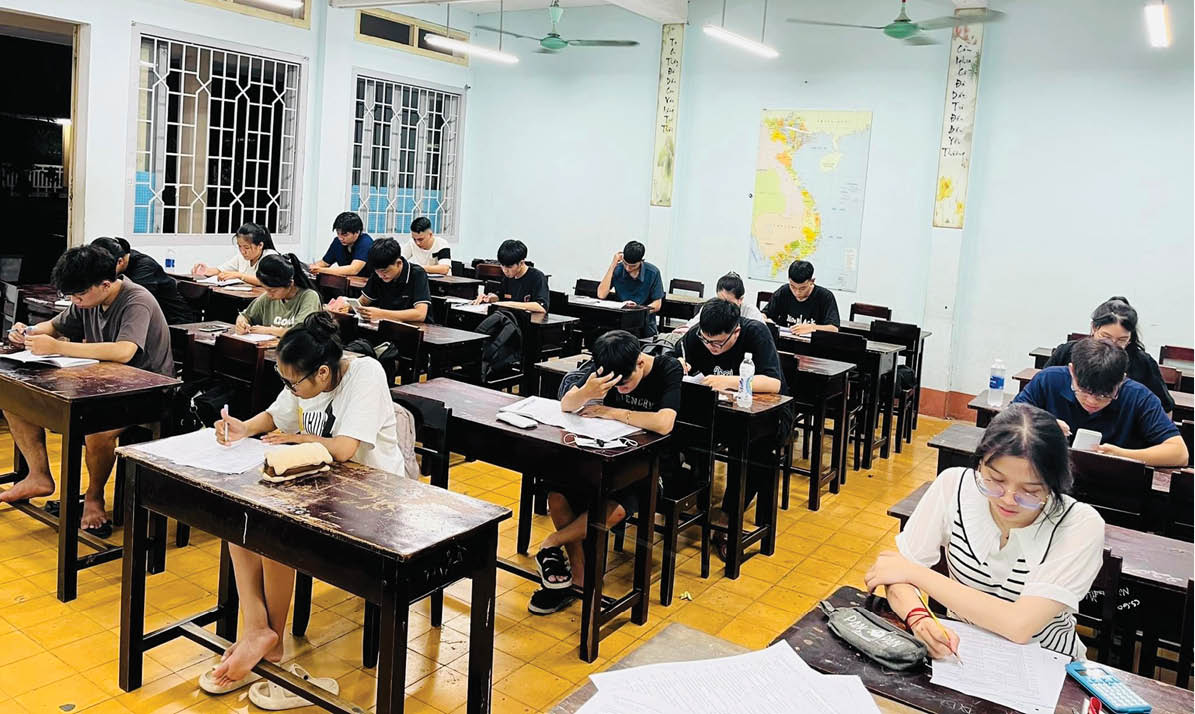 Giáo viên không thể vừa dạy thêm, vừa ra đề thi cho “lớp mình”