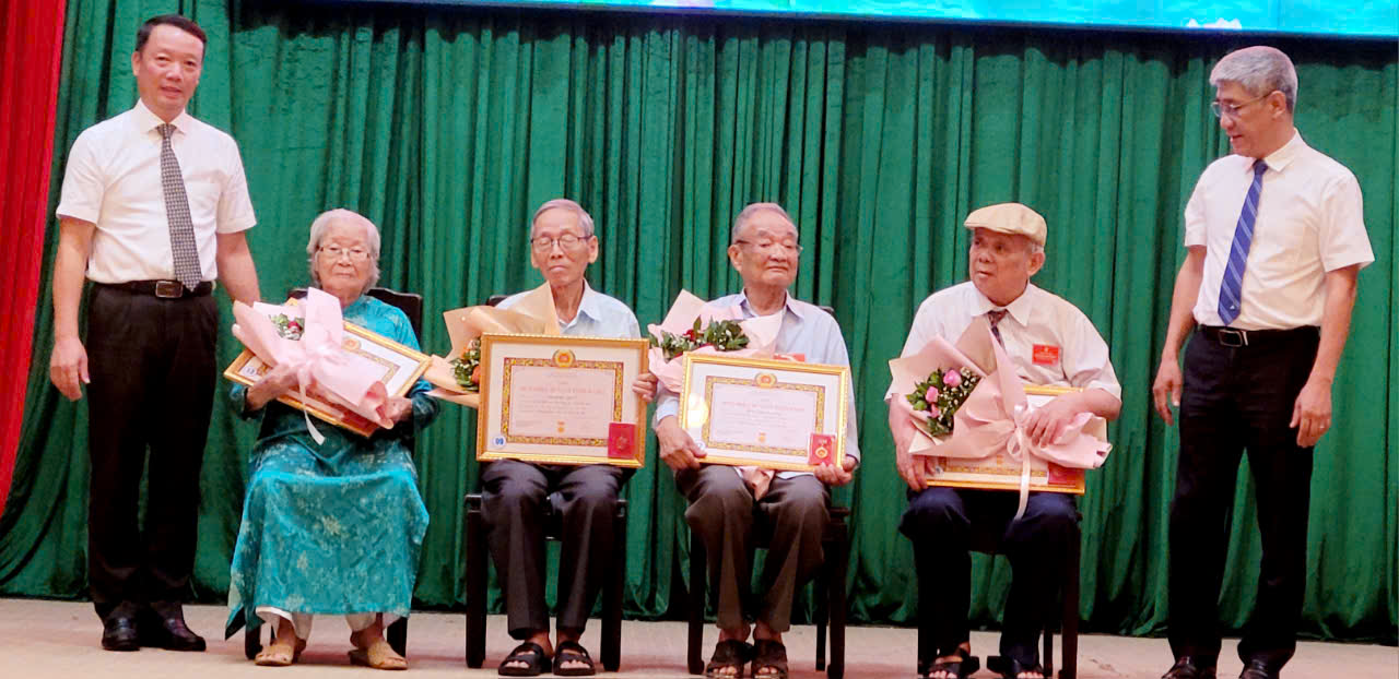 Trao tặng huy hiệu, tri ân cống hiến của các đồng chí đảng viên lão thành