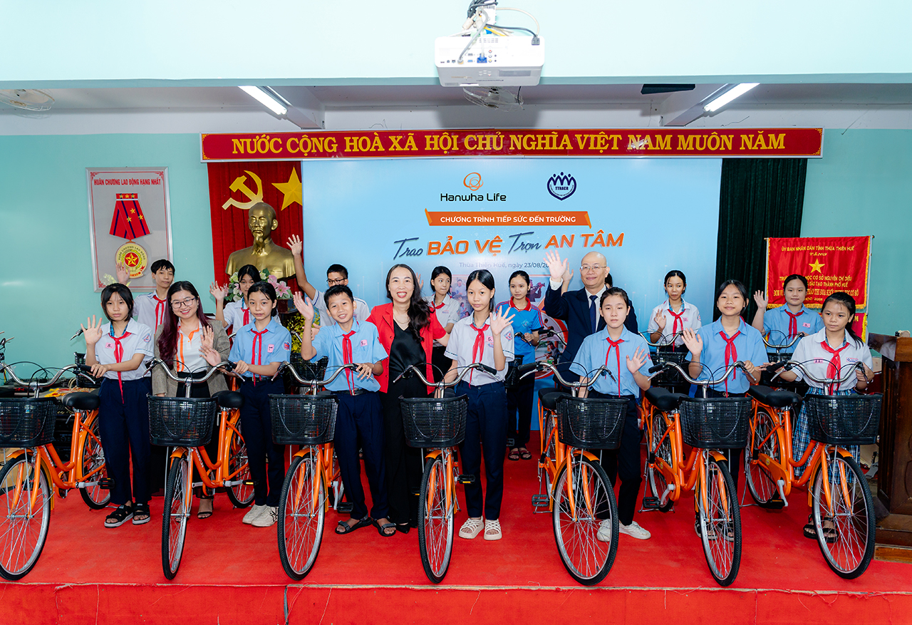 Hanwha Life Việt Nam tặng xe đạp và học bổng cho học sinh khó khăn tại Huế