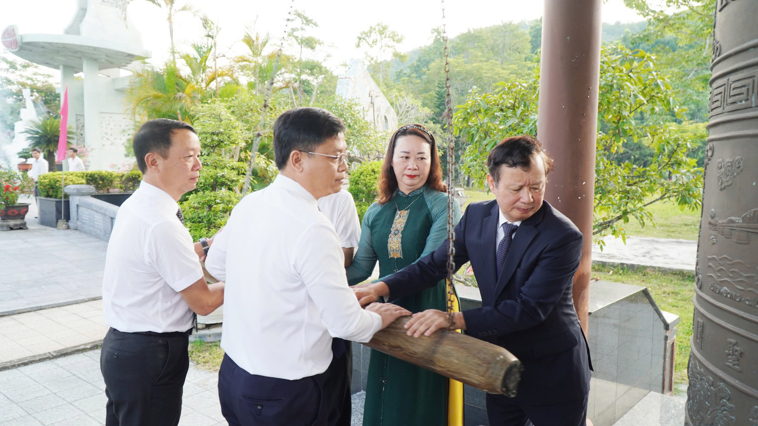 Dâng hoa, dâng hương tại nghĩa trang liệt sỹ nhân kỷ niệm 79 năm Quốc khánh