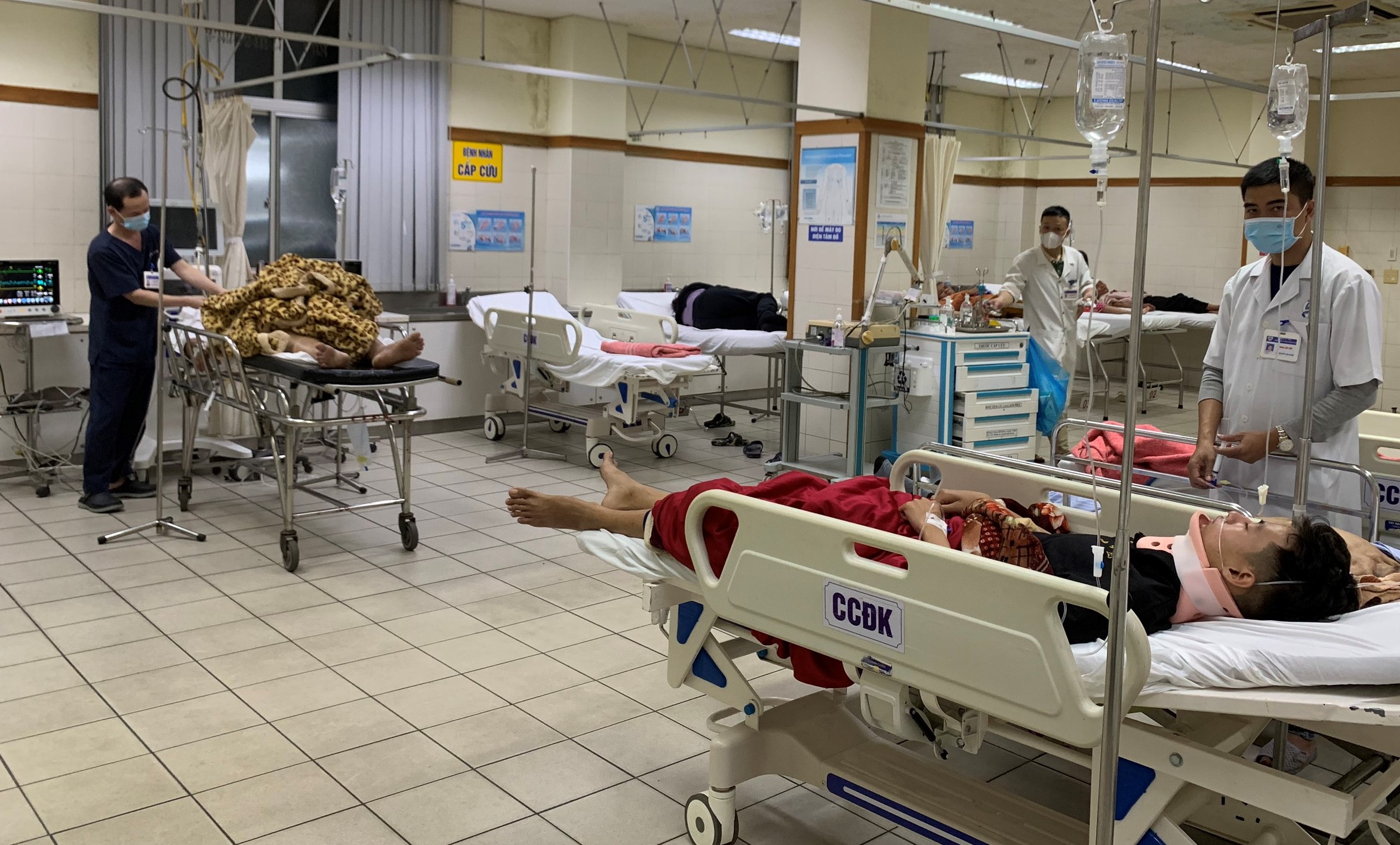 Yêu cầu ban chủ nhiệm, trưởng trung tâm, khoa phòng không tắt điện thoại trong dịp nghỉ lễ Quốc khánh