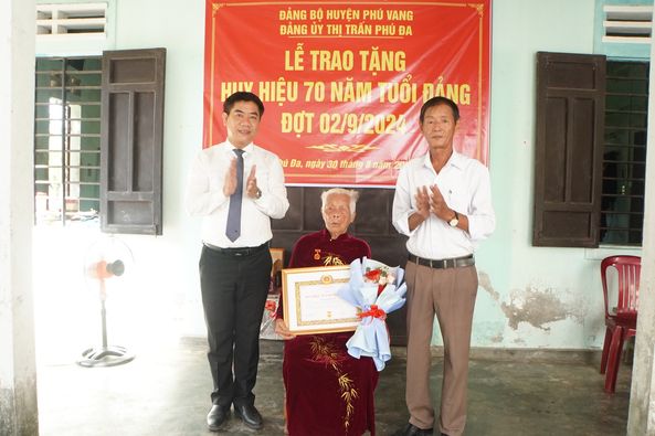 Trao Huy hiệu 70 năm tuổi Đảng cho đảng viên