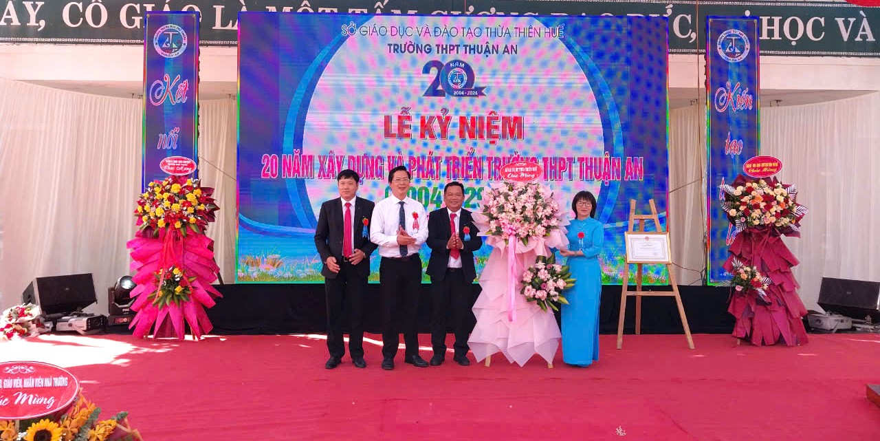 Trường THPT Thuận An vinh dự được Chủ tịch UBND tỉnh tặng Bằng khen