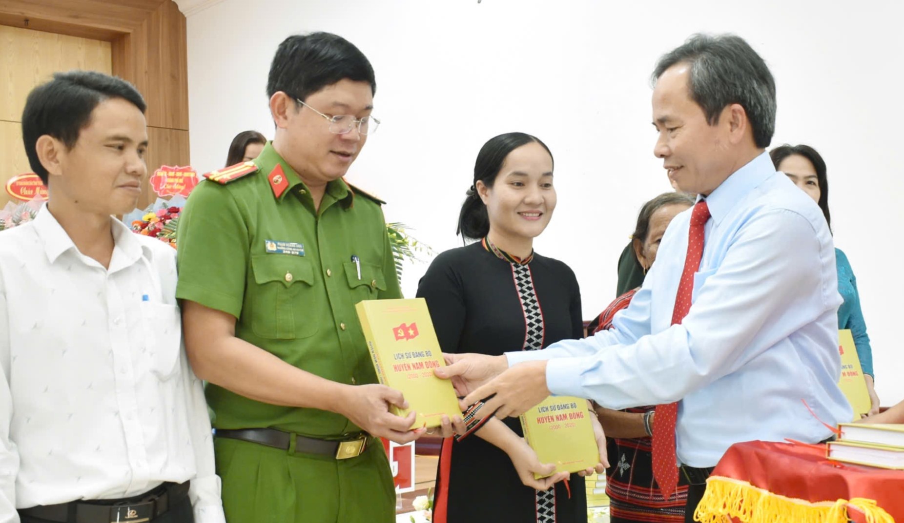 Nam Đông ra mắt lịch sử Đảng bộ huyện giai đoạn 2000 - 2020