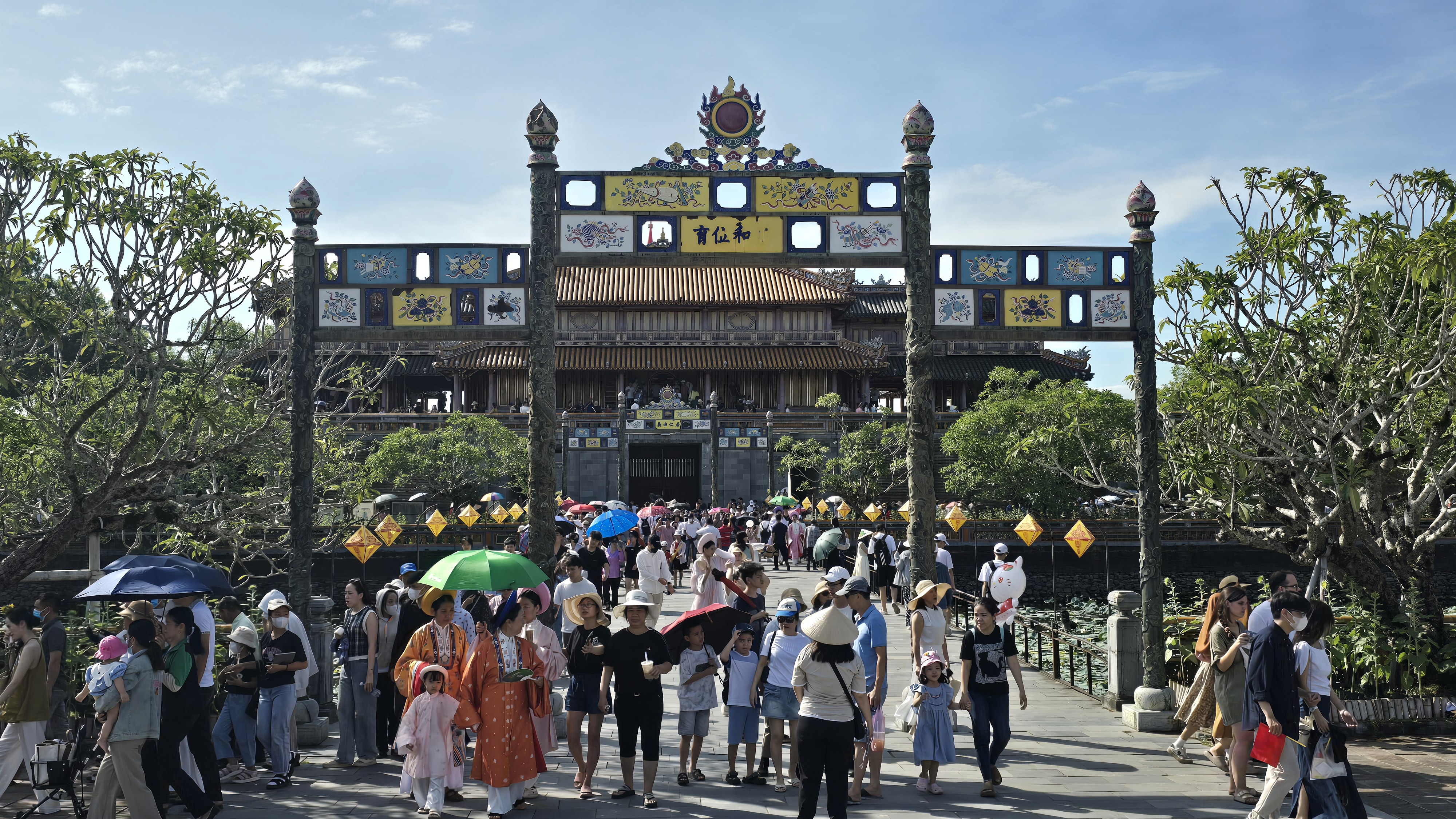 Du khách nườm nượp tham quan Đại Nội Huế dịp 2 9