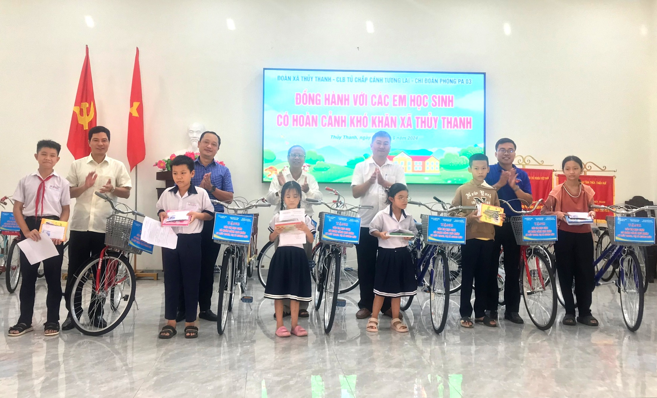 Nhiều phần quà tặng học sinh nghèo trong ngày lễ Quốc khánh