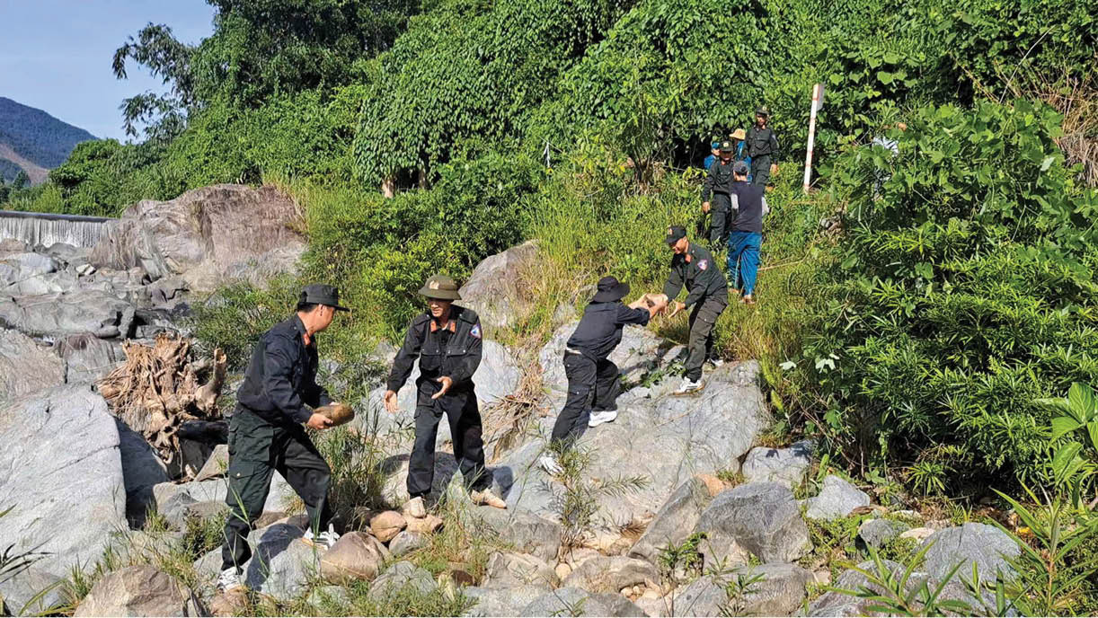 Lính cơ động hành quân về với dân