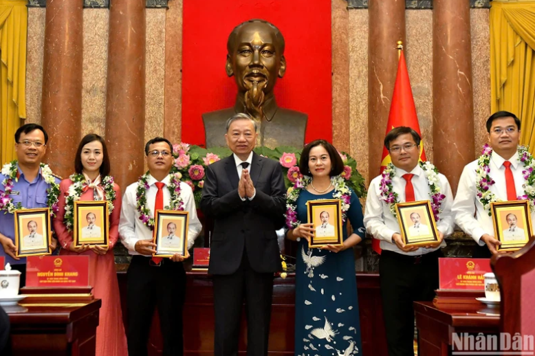 Xây dựng đội ngũ cán bộ, công chức, viên chức có đủ phẩm chất năng lực, uy tín, thực sự chuyên nghiệp, liêm chính