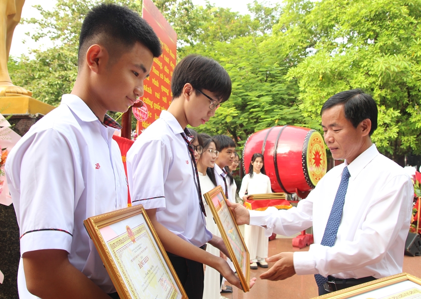 Trên 291 000 học sinh hân hoan chào đón năm học mới